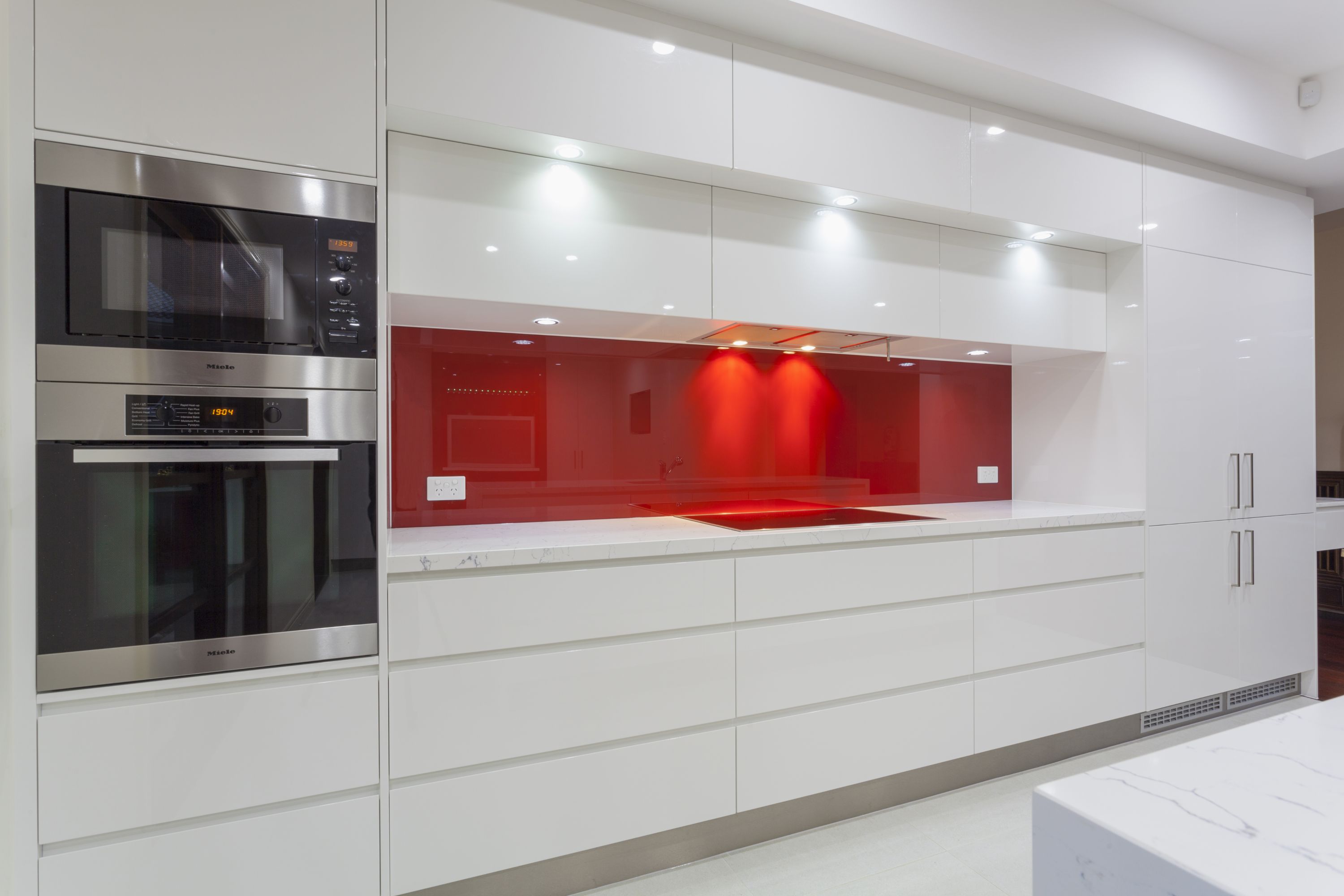 keuken met rode spatwand