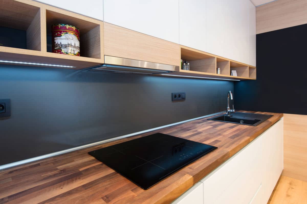 Zwarte keuken achterwand met hout